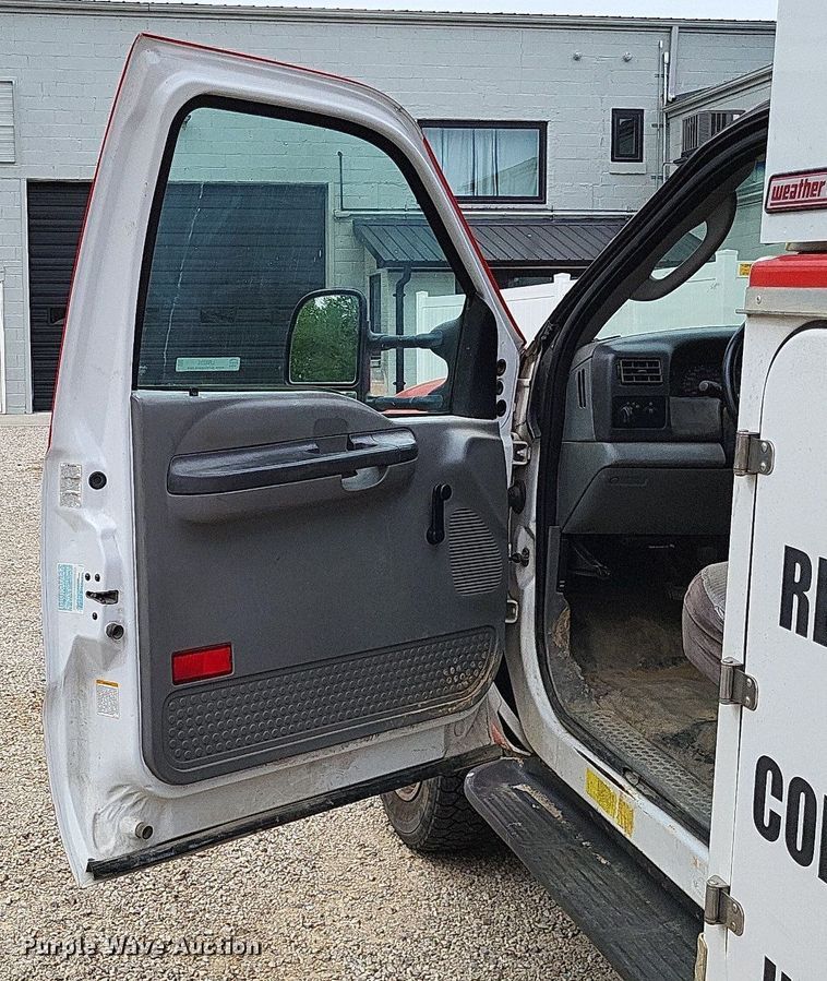 image for item LR9235 2004 Ford F550 Super Duty  bucket truck