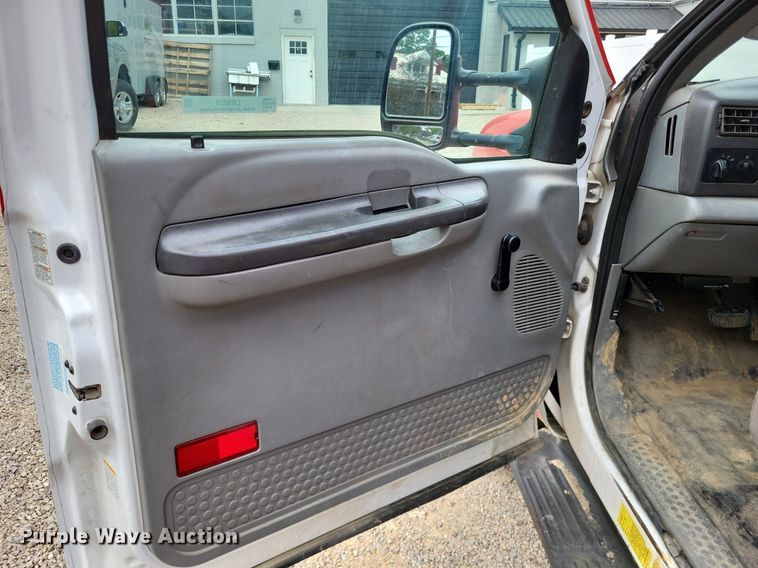 image for item LR9235 2004 Ford F550 Super Duty  bucket truck