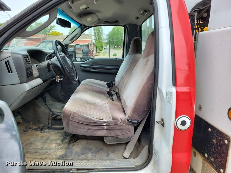 image for item LR9235 2004 Ford F550 Super Duty  bucket truck