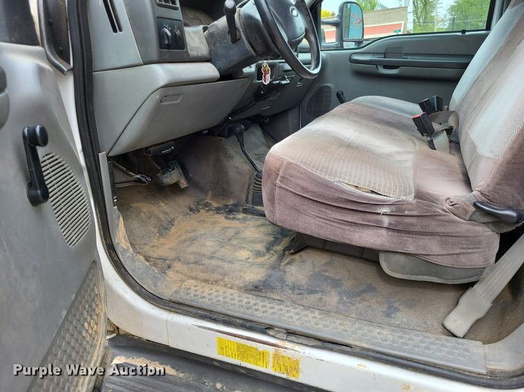 image for item LR9235 2004 Ford F550 Super Duty  bucket truck