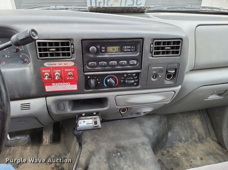 image for item LR9235 2004 Ford F550 Super Duty  bucket truck