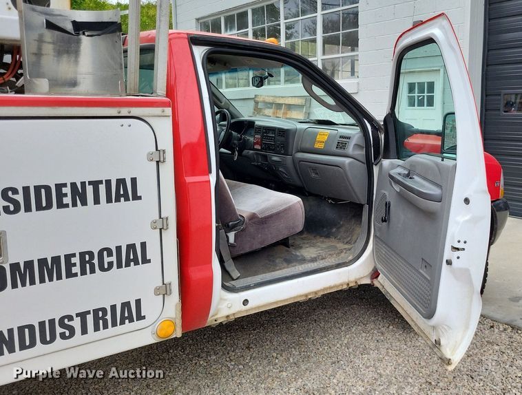 image for item LR9235 2004 Ford F550 Super Duty  bucket truck