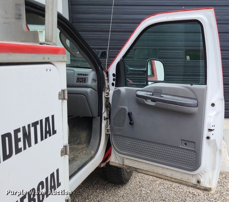 image for item LR9235 2004 Ford F550 Super Duty  bucket truck