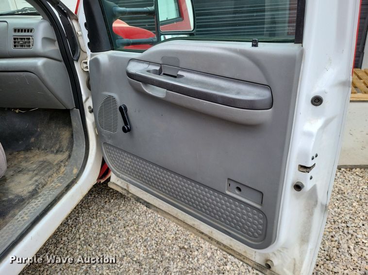 image for item LR9235 2004 Ford F550 Super Duty  bucket truck