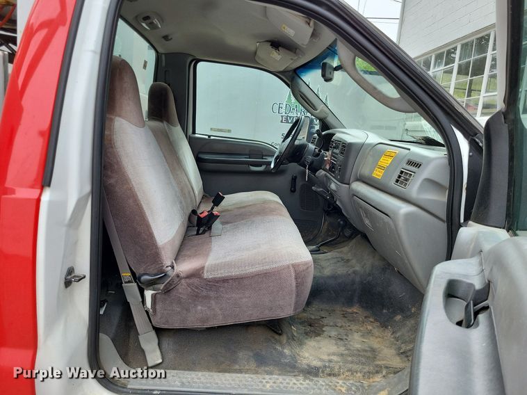 image for item LR9235 2004 Ford F550 Super Duty  bucket truck