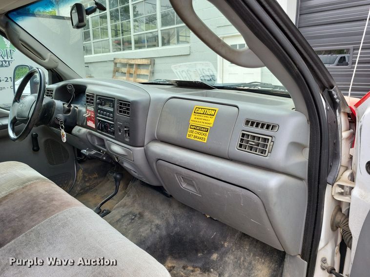 image for item LR9235 2004 Ford F550 Super Duty  bucket truck