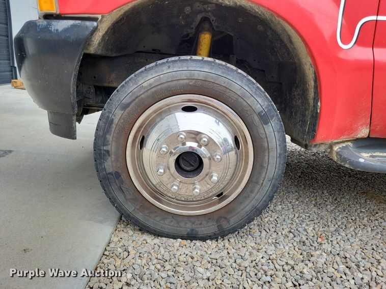 image for item LR9235 2004 Ford F550 Super Duty  bucket truck