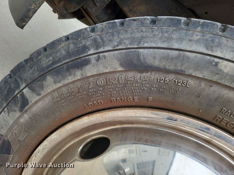 image for item LR9235 2004 Ford F550 Super Duty  bucket truck