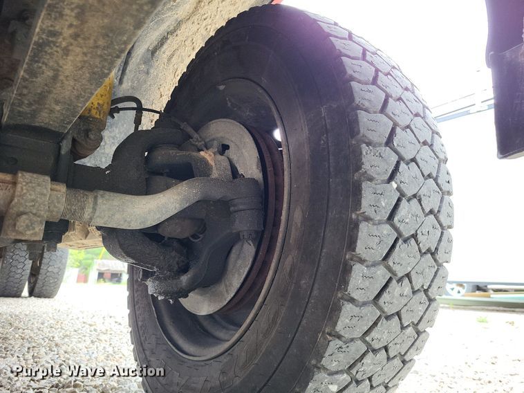 image for item LR9235 2004 Ford F550 Super Duty  bucket truck