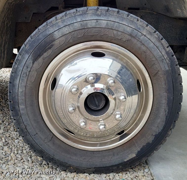 image for item LR9235 2004 Ford F550 Super Duty  bucket truck