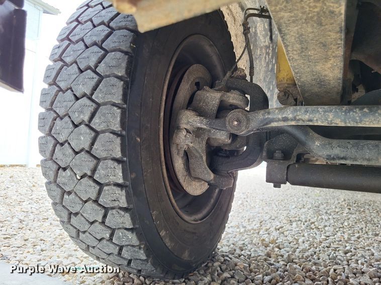 image for item LR9235 2004 Ford F550 Super Duty  bucket truck