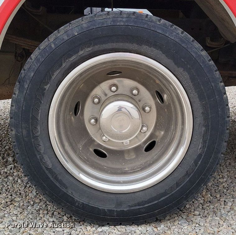 image for item LR9235 2004 Ford F550 Super Duty  bucket truck