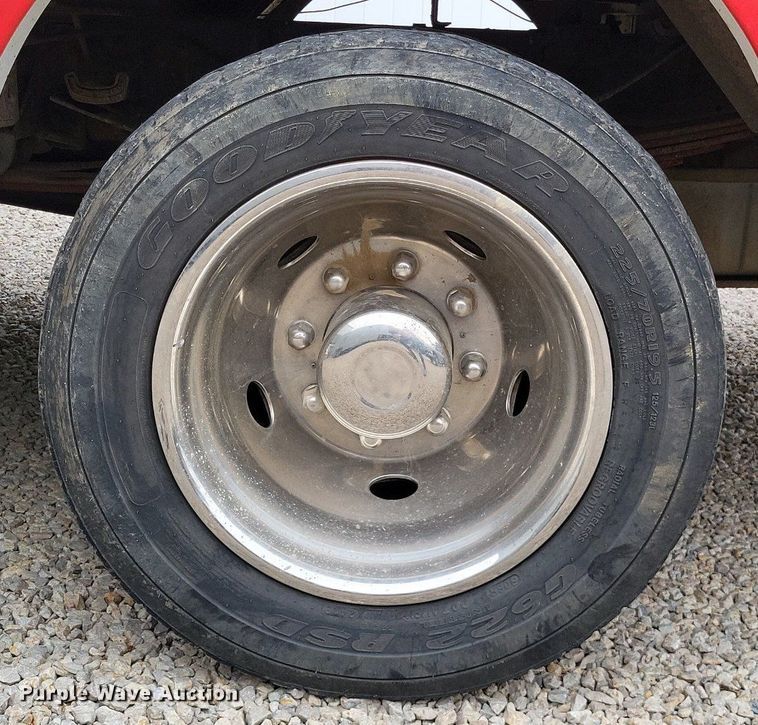 image for item LR9235 2004 Ford F550 Super Duty  bucket truck