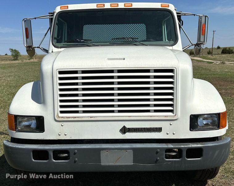 image for item LR9722 1999 International 4700  dump flatbed truck