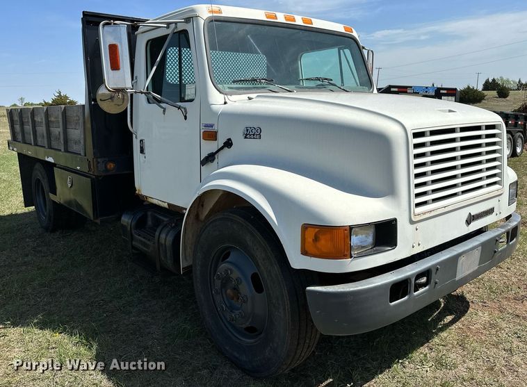 image for item LR9722 1999 International 4700  dump flatbed truck