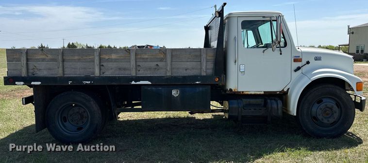 image for item LR9722 1999 International 4700  dump flatbed truck