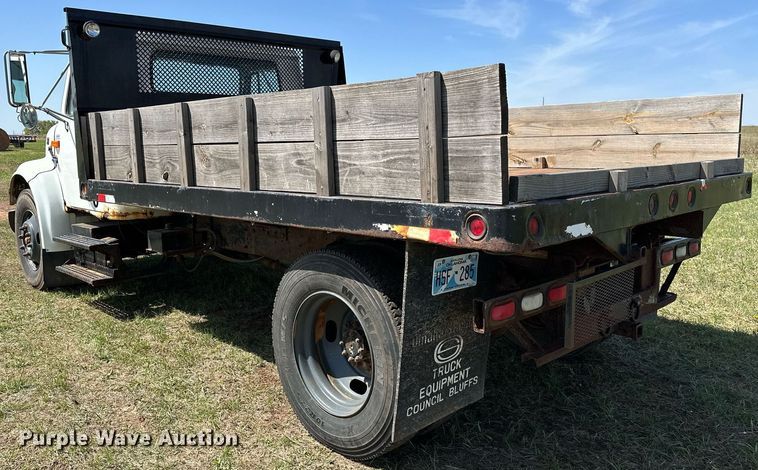 image for item LR9722 1999 International 4700  dump flatbed truck