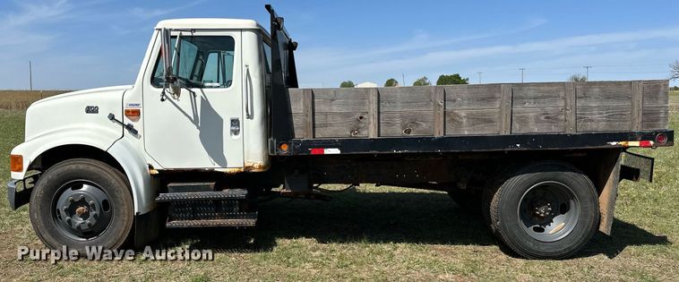 image for item LR9722 1999 International 4700  dump flatbed truck