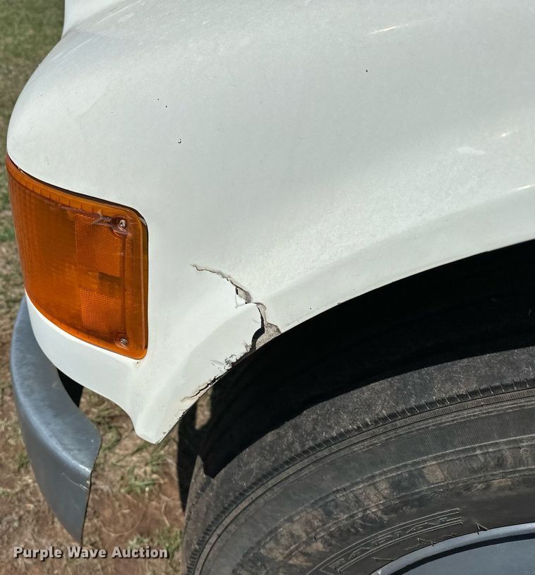 image for item LR9722 1999 International 4700  dump flatbed truck