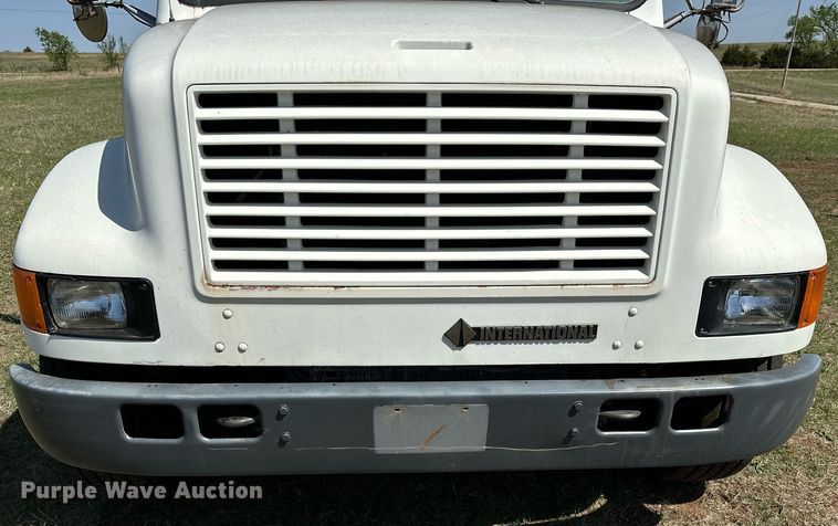 image for item LR9722 1999 International 4700  dump flatbed truck