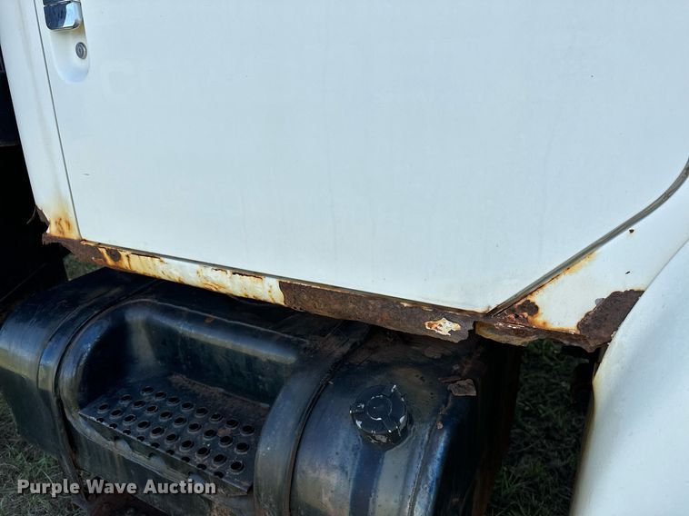 image for item LR9722 1999 International 4700  dump flatbed truck