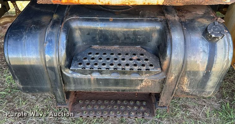 image for item LR9722 1999 International 4700  dump flatbed truck