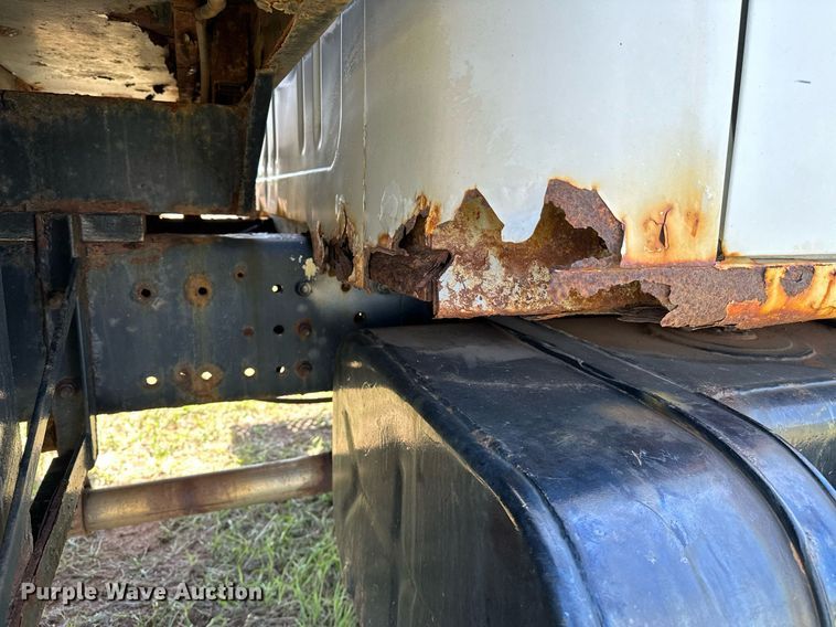 image for item LR9722 1999 International 4700  dump flatbed truck