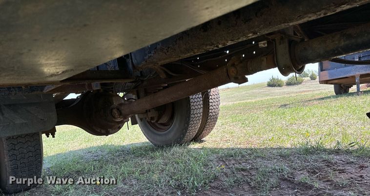 image for item LR9722 1999 International 4700  dump flatbed truck