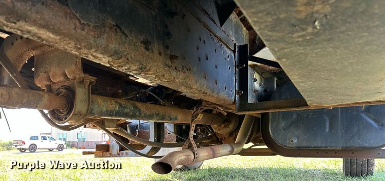 image for item LR9722 1999 International 4700  dump flatbed truck