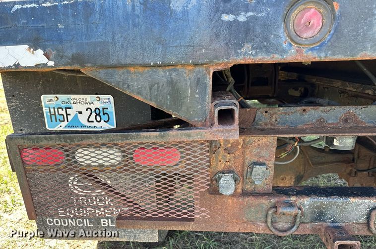 image for item LR9722 1999 International 4700  dump flatbed truck