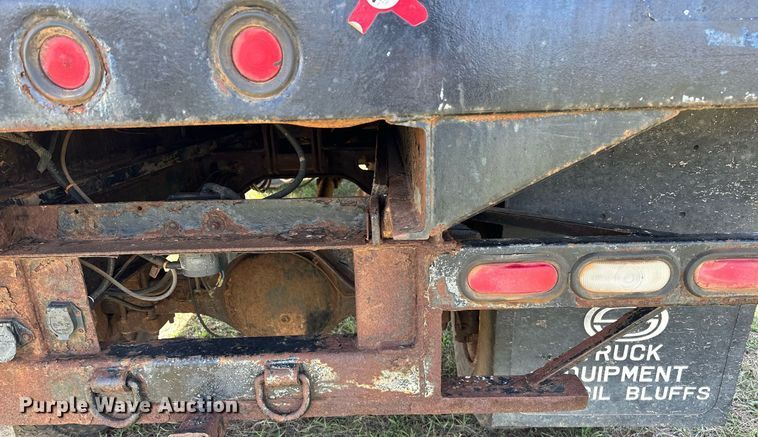 image for item LR9722 1999 International 4700  dump flatbed truck