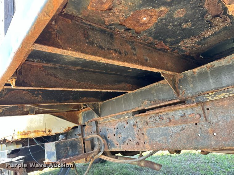 image for item LR9722 1999 International 4700  dump flatbed truck