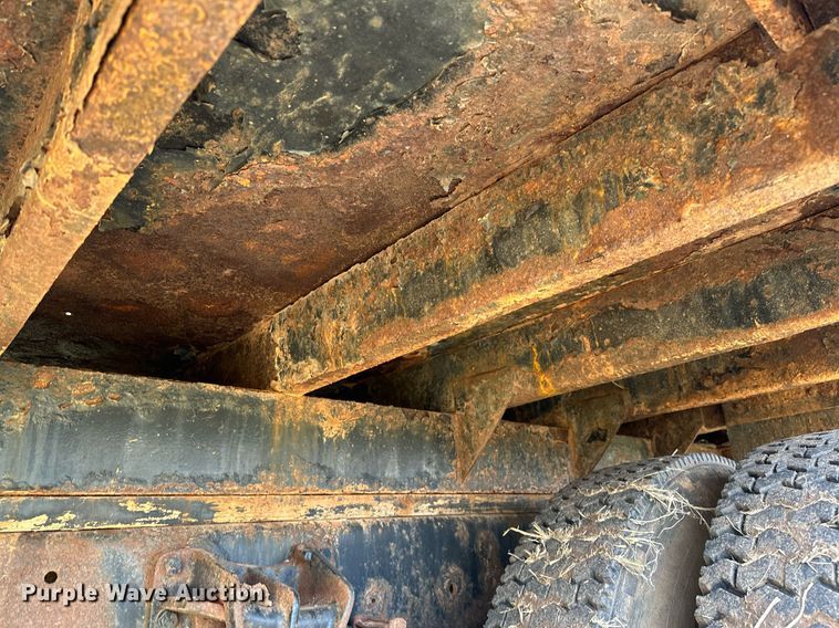 image for item LR9722 1999 International 4700  dump flatbed truck