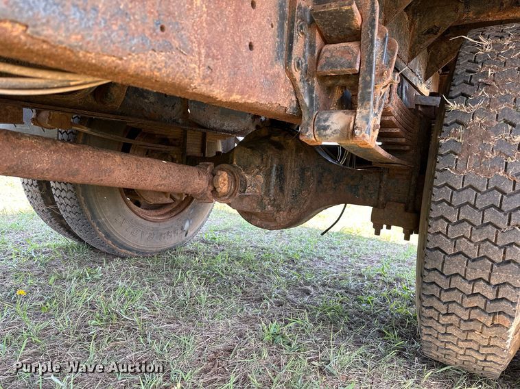 image for item LR9722 1999 International 4700  dump flatbed truck