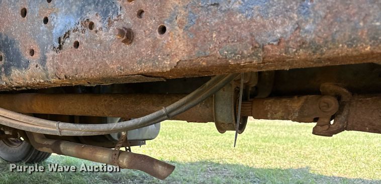 image for item LR9722 1999 International 4700  dump flatbed truck