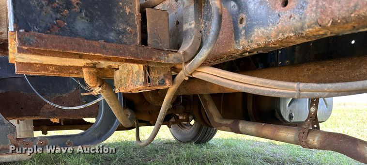 image for item LR9722 1999 International 4700  dump flatbed truck