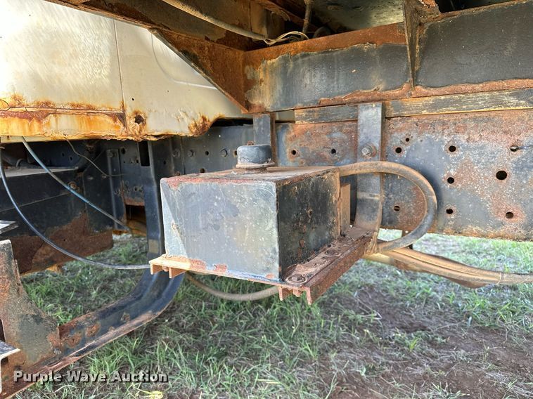 image for item LR9722 1999 International 4700  dump flatbed truck