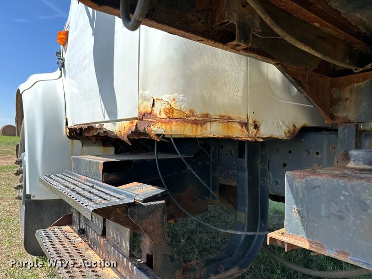 image for item LR9722 1999 International 4700  dump flatbed truck