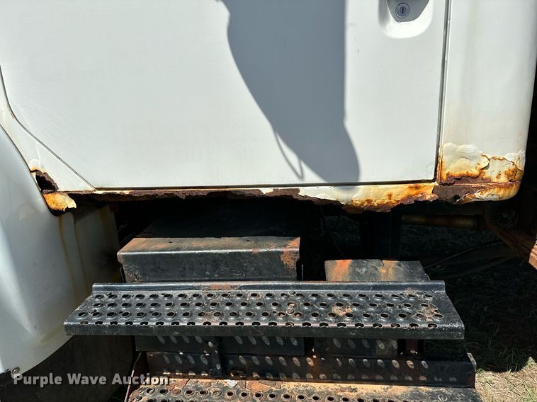 image for item LR9722 1999 International 4700  dump flatbed truck