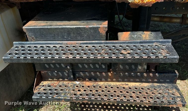 image for item LR9722 1999 International 4700  dump flatbed truck