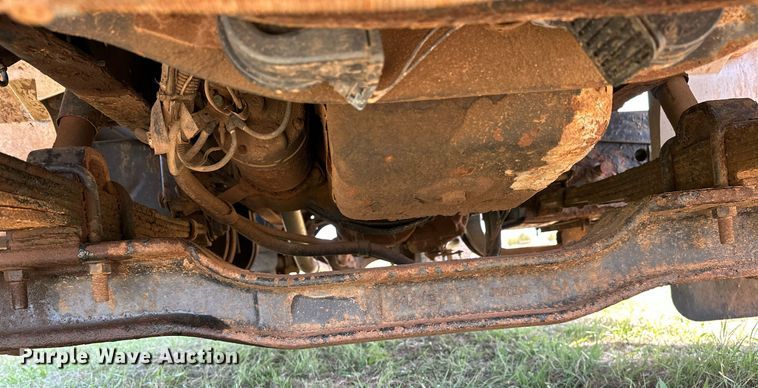 image for item LR9722 1999 International 4700  dump flatbed truck