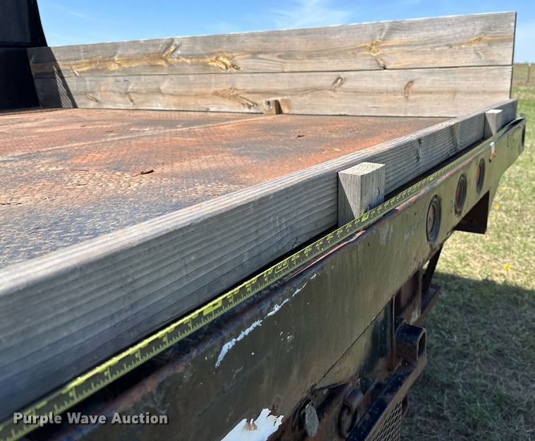 image for item LR9722 1999 International 4700  dump flatbed truck