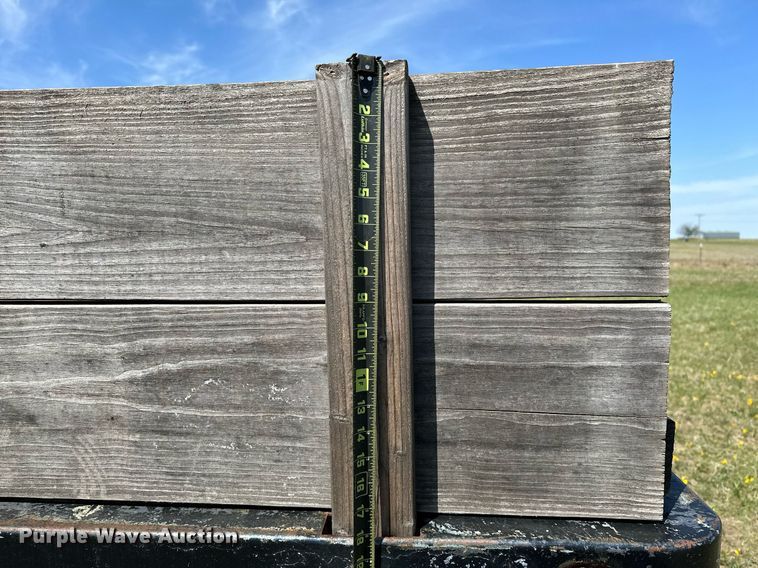 image for item LR9722 1999 International 4700  dump flatbed truck