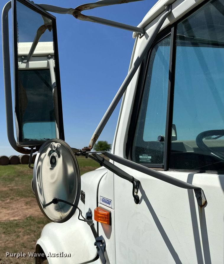 image for item LR9722 1999 International 4700  dump flatbed truck