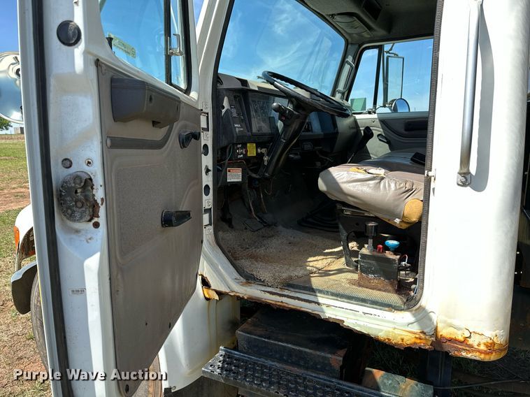 image for item LR9722 1999 International 4700  dump flatbed truck