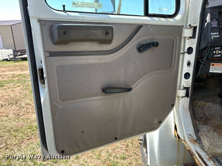 image for item LR9722 1999 International 4700  dump flatbed truck