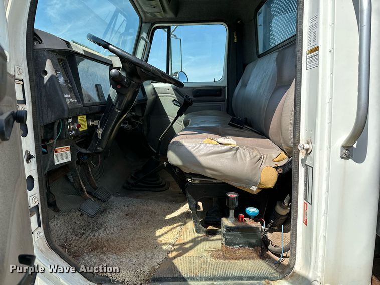 image for item LR9722 1999 International 4700  dump flatbed truck