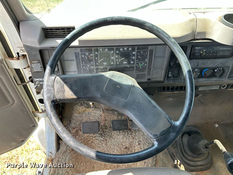 image for item LR9722 1999 International 4700  dump flatbed truck