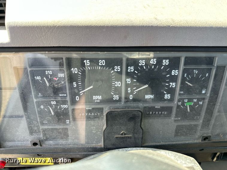 image for item LR9722 1999 International 4700  dump flatbed truck