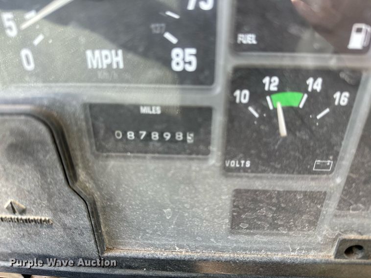 image for item LR9722 1999 International 4700  dump flatbed truck